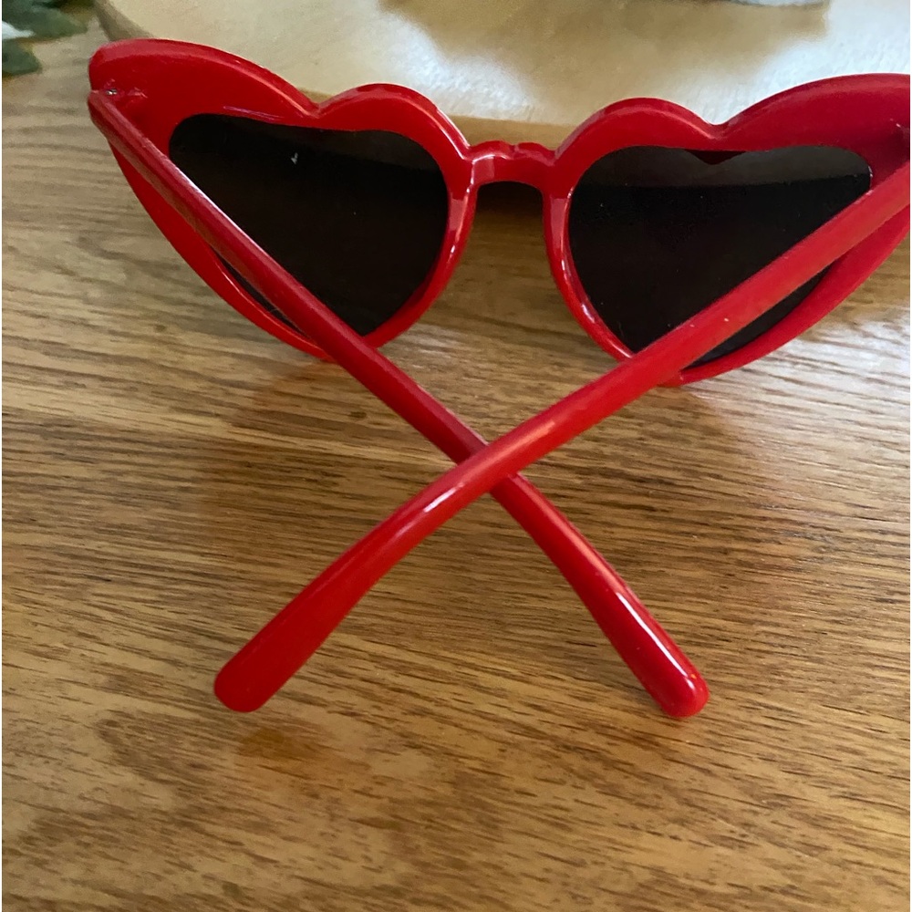 NEW WOMENS RED HEART SUNGLASSES - Picture 2 of 2